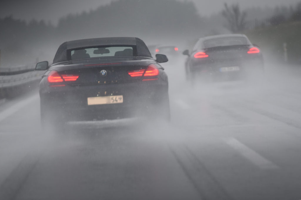 Bei solchen Straßenverhältnissen gilt: Aufmerksamkeit hoch – Tempo runter!