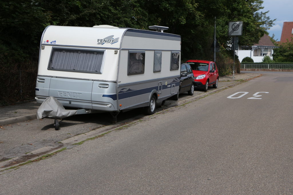 Wohnanhänger ohne Zugfahrzeug dürfen nicht länger als zwei Wochen auf öffentlichen Parkplätzen geparkt werden (Foto: ARCD)