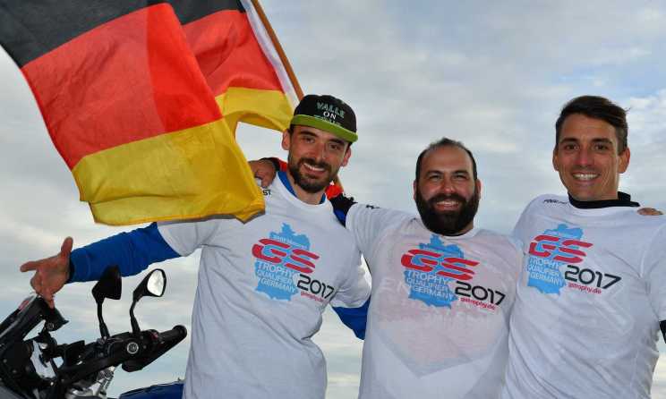 P90281252-bmw-motorrad-gs-trophy-qualifier-germany-2017-10-2017-f-l-t-r-valentin-mueller-michael-haensel-marti-2250px