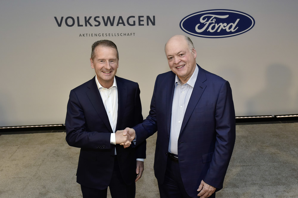Die Vorstandsvorsitzenden Dr. Herbert Diess (Volkswagen Aktiengesellschaft) und Jim Hackett (Ford).