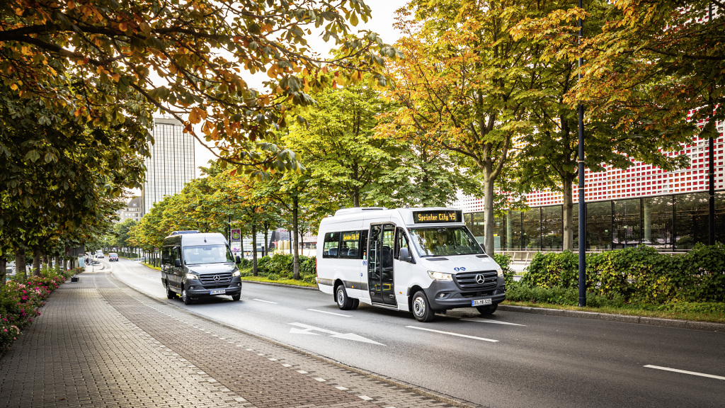Mercedes-Benz baut das Angebot seiner Minibusse der neuen Generation weiter aus. Neu im Programm sind als Allrounder der Sprinter Transfer 45 sowie als Stadtbus der Sprinter City 45