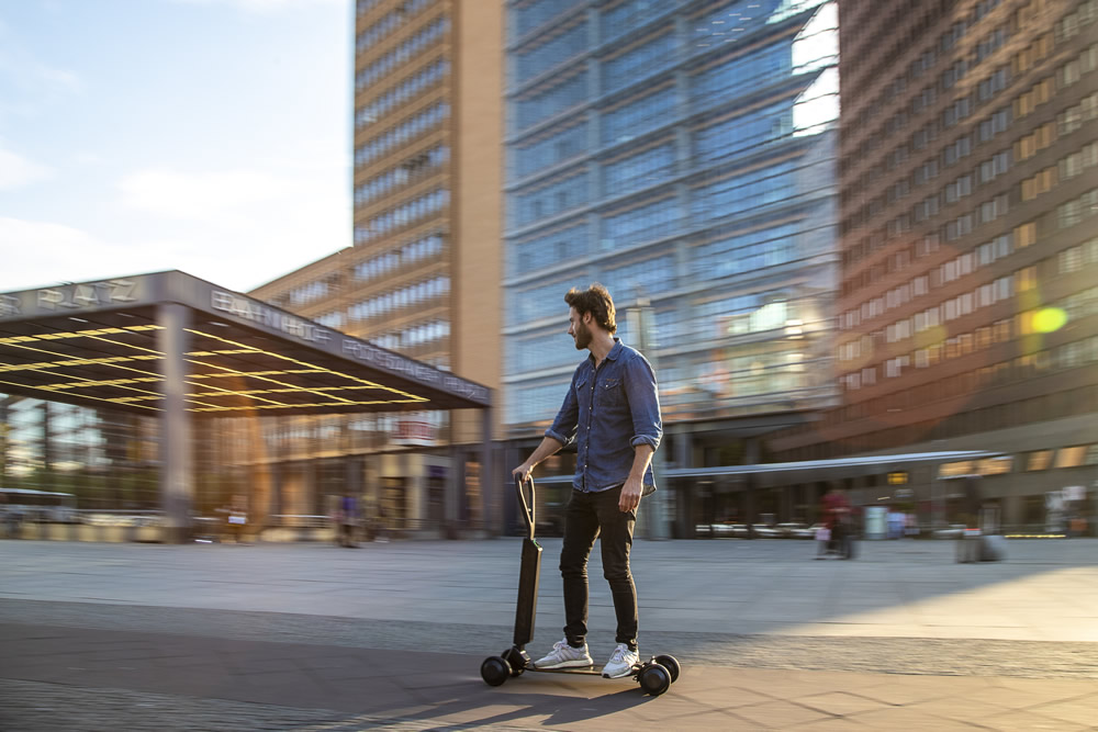 Audi kombiniert E-Scooter mit Skateboard